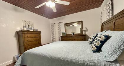House Family Ensuite Pool View-DeMott House