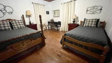 4 عدّة غرف نوم وواي فاي مجانًا وملاءات أسرّة