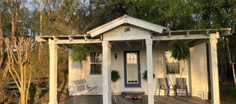 Nico's Cottage: Nestled in the woods next to DeMott Lakeside
