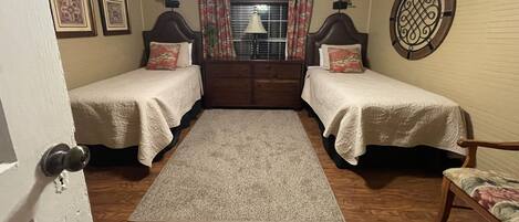 3 slaapkamers, een strijkplank/strijkijzer, gratis wifi, beddengoed