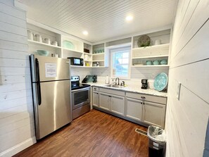 Fridge, microwave, coffee/tea maker - Modern Cottages Caroline's Cottage (Hartsfield)