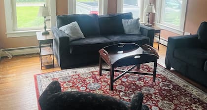 Cozy 1-bedroom apartment with WiFi, AC, full kitchen, in enjoyable Colebrook