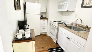 Coffee/tea maker, fridge, toaster, coffee grinder