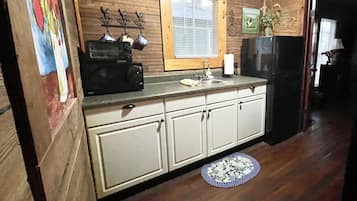 Wasserkocher mit Kaffee-/Teezubehör, Kühlschrank, Toaster, Kaffeemühle