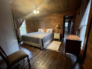 2 makuuhuonetta, silitysrauta/-lauta, ilmainen Wi-Fi, vuodevaatteet