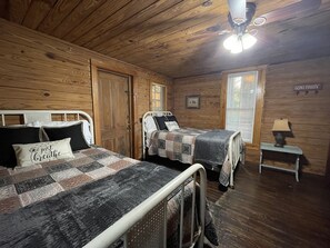 2 makuuhuonetta, silitysrauta/-lauta, ilmainen Wi-Fi, vuodevaatteet