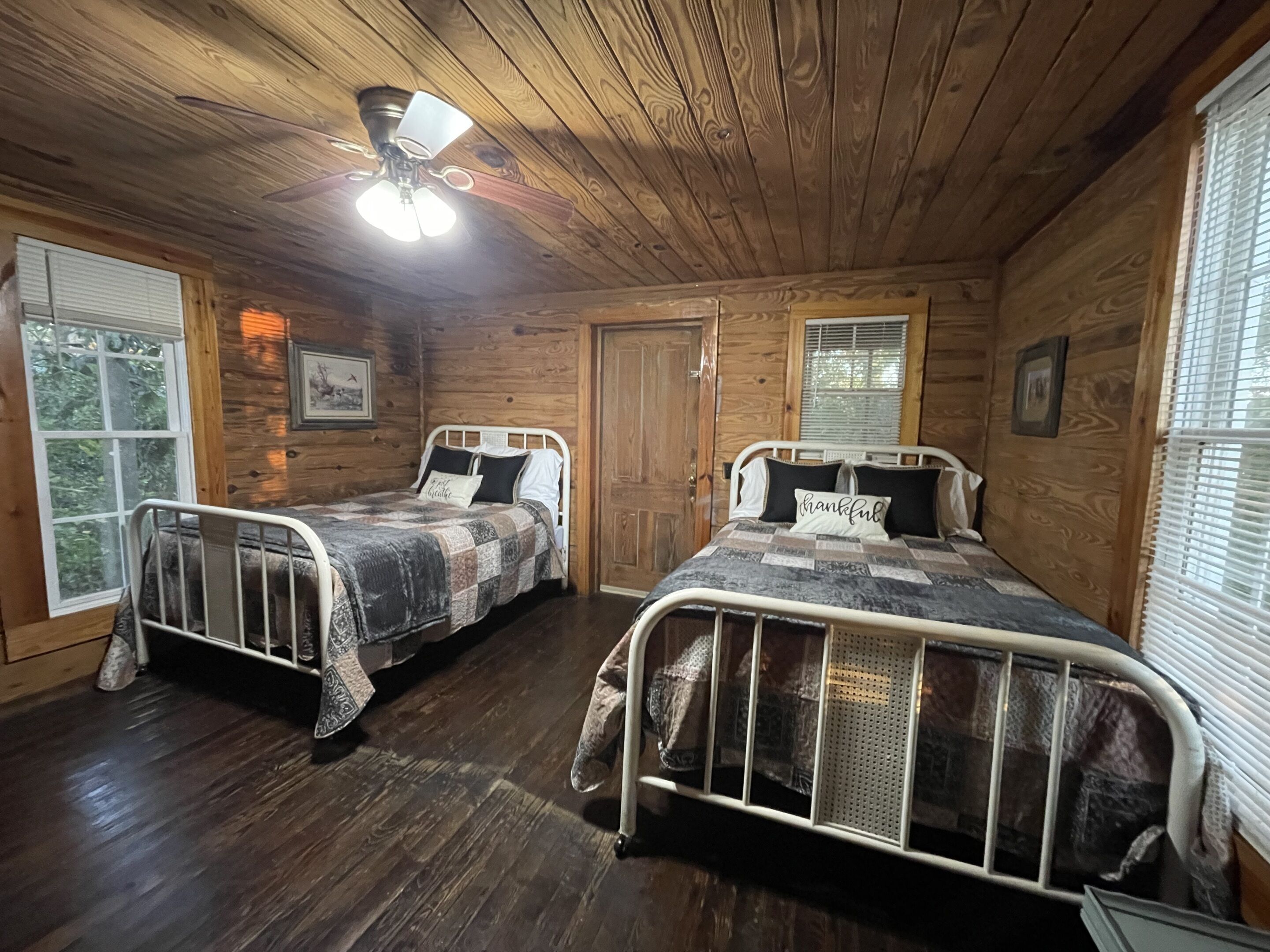 2 makuuhuonetta, silitysrauta/-lauta, ilmainen Wi-Fi, vuodevaatteet