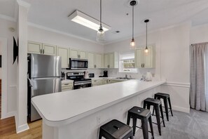 Een koelkast, een microgolfoven, een oven, een kookplaat