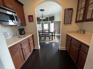 Refrigerador, microondas, horno y lavavajillas 