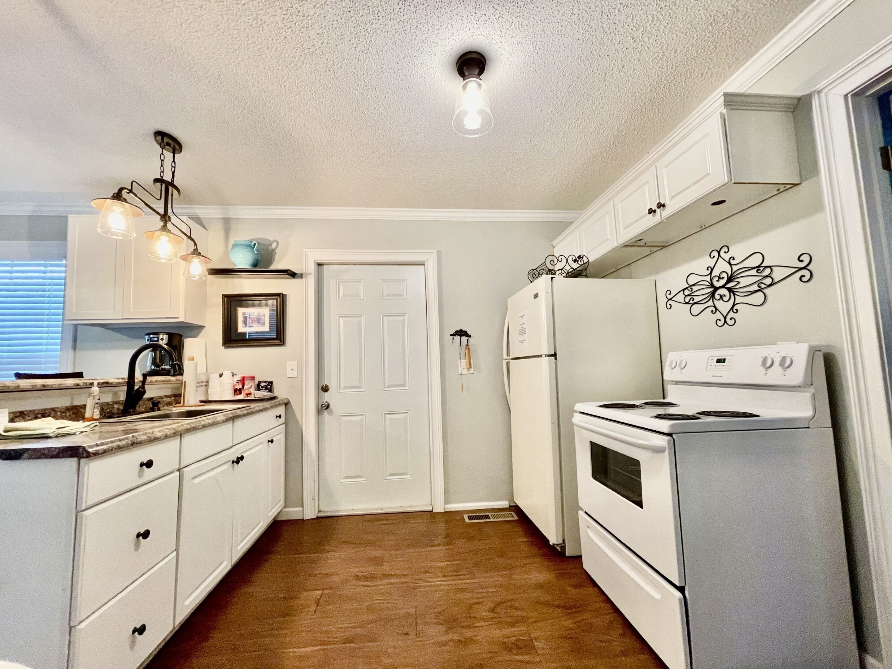 Coffee/tea maker, fridge, microwave, coffee grinder