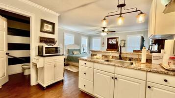 Réfrigérateur, micro-ondes, cafetiÚre/bouilloire