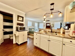 Réfrigérateur, micro-ondes, cafetière/bouilloire