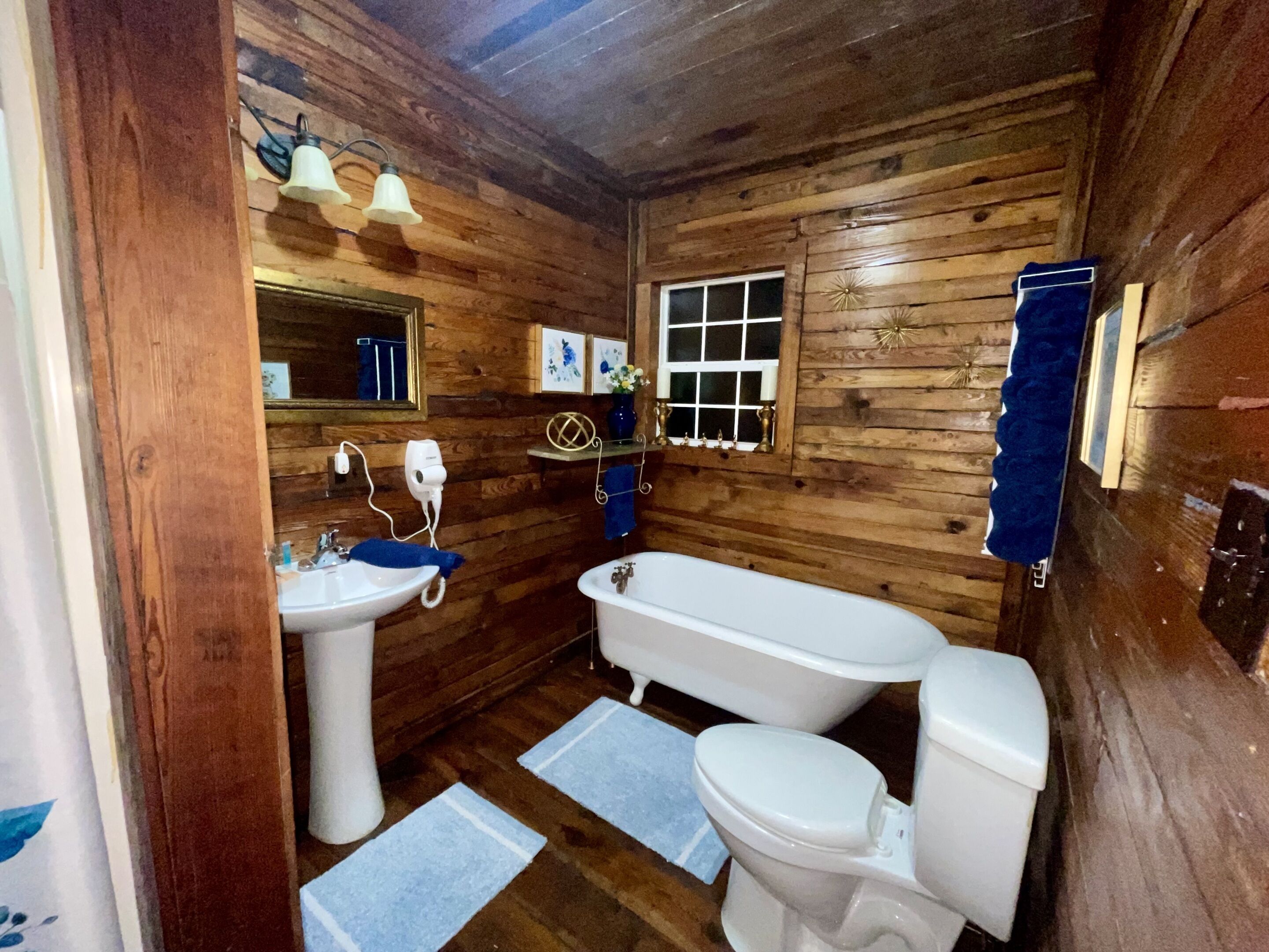 Suihku, hiustenkuivaaja, pyyhkeet