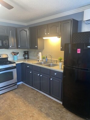 Réfrigérateur, micro-ondes, four, plaque de cuisson