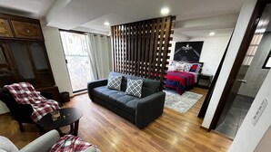Familjesvit - 1 queensize-säng med bäddsoffa - uteplats