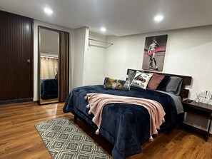 Suite superior, 1 llit de matrimoni, pati | 1 dormitori, cortines opaques i planxa i posts de planxar 