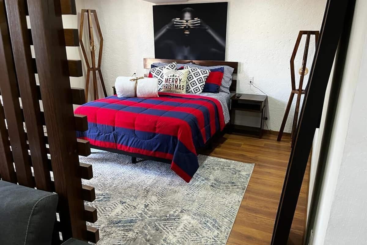 Familie suite, 1 queensize bed met slaapbank, patio | 1 slaapkamer, verduisterende gordijnen, een strijkplank/strijkijzer