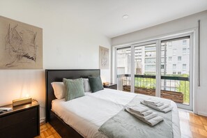 3 makuuhuonetta, työpöytä, silitysrauta/-lauta, internet