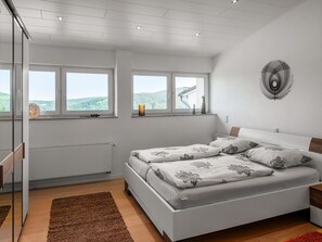 Nhà | 2 phòng ngủ, trang bị nội thất với thiết kế riêng biệt 