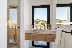 Doccia, asciugacapelli, asciugamani, sapone