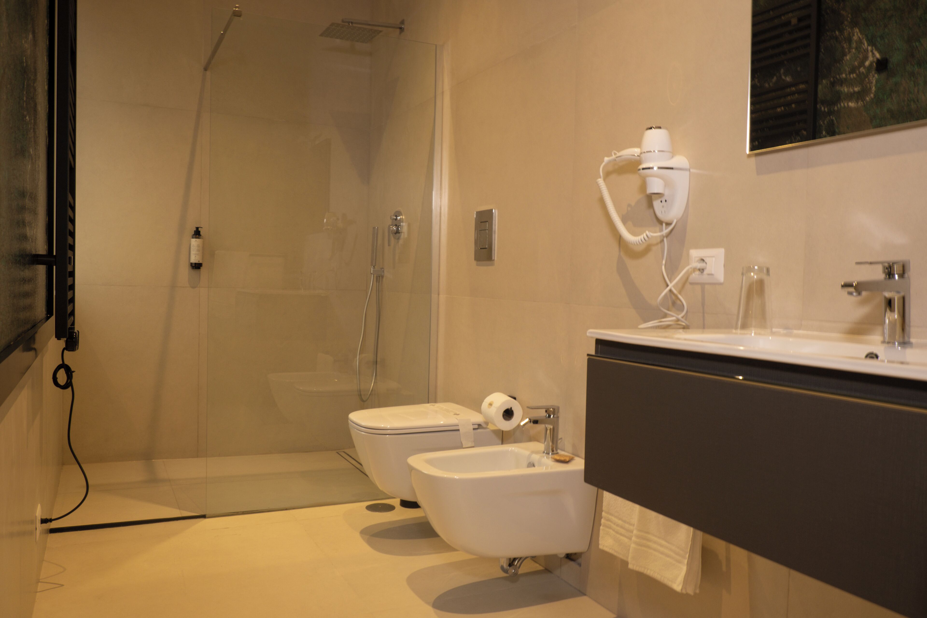 Doppia Luxury | Bagno | Vasca e doccia separate, asciugacapelli, pantofole, asciugamani