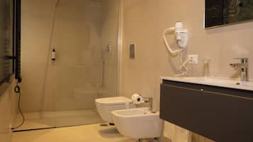 Doppia Luxury | Bagno | Vasca e doccia separate, asciugacapelli, pantofole, asciugamani