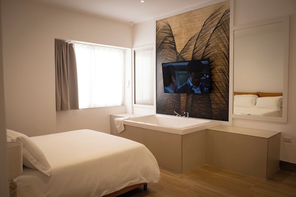 Suite | In-room safe, desk, blackout drapes, soundproofing