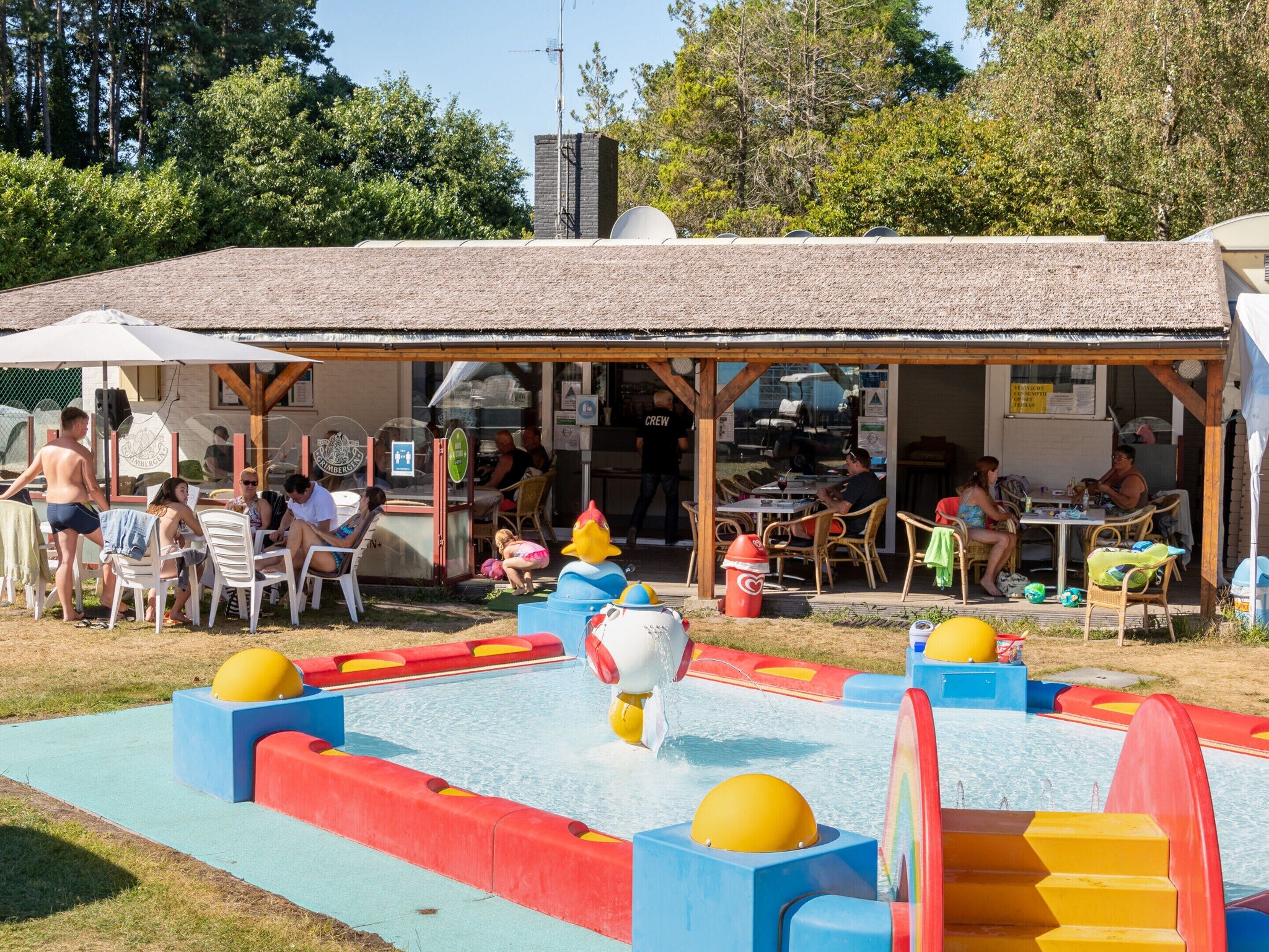Un espace piscine doté de toboggans et d’un espace détente abrité.