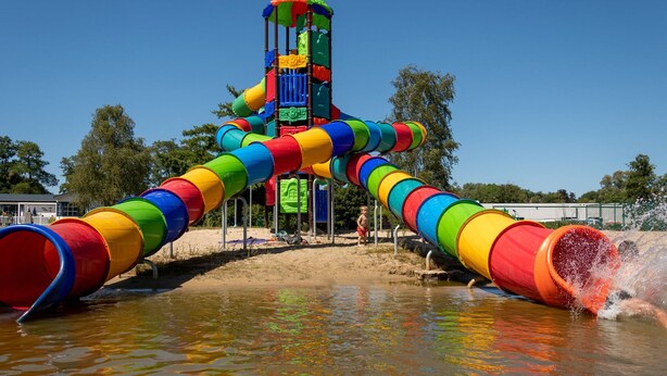 Estructura de toboganes acuáticos con varios tubos de colores y una torre central.