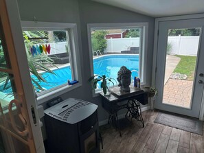 Pool - Cozy 2-bedroom, 1-bathroom house in beautiful East Providence/Riverside. (East Providence)