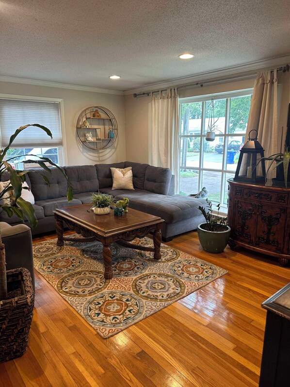 Living area - Cozy 2-bedroom, 1-bathroom house in beautiful East Providence/Riverside. (East Providence)