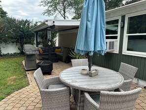 Outdoor dining - Cozy 2-bedroom, 1-bathroom house in beautiful East Providence/Riverside. (East Providence)