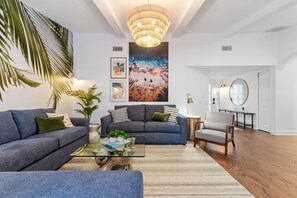 Smart TV, fireplace, ping pong - Backyard Games, Fire Pit, Heated Pool, Near Beach (Palm Harbor)