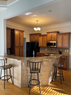 Mikrobølgeovn, oppvaskmaskin, brødrister og hurtigmikser