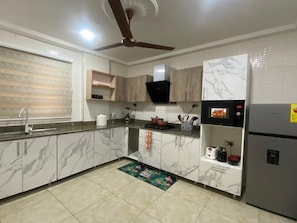 Kjøleskap, mikrobølgeovn, vannkoker og brødrister