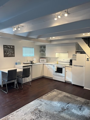 Fridge, microwave, oven, stovetop - The Mountainside A-frame  (Mount Jackson)