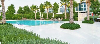 Luxury 3-Bedroom Duplex in Damac Hills & balcony