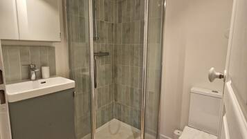 Douche, serviettes fournies, savon, shampoing