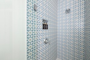 Douche, séchoir à cheveux, serviettes fournies, savon