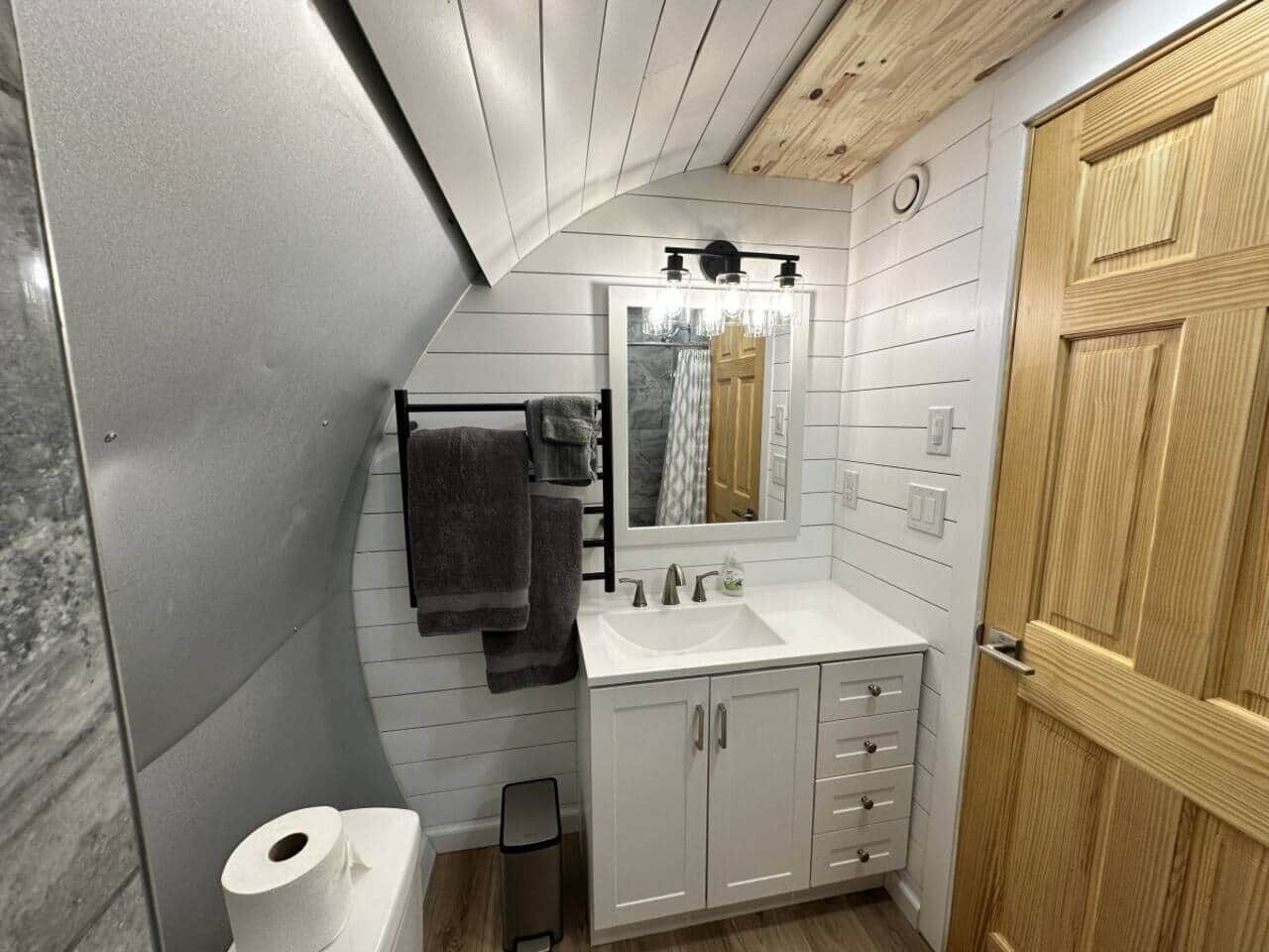 Sèche-cheveux, serviettes fournies