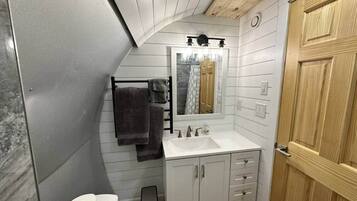 Sèche-cheveux, serviettes fournies