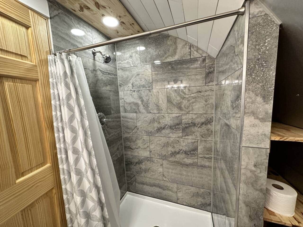 Sèche-cheveux, serviettes fournies