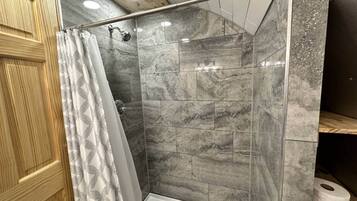 Sèche-cheveux, serviettes fournies