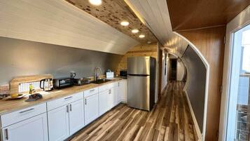 Geladeira, micro-ondas, cafeteira/chaleira