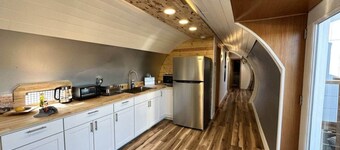 DC-6 Vintage Airplane House