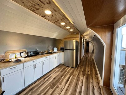 DC-6 Vintage Airplane House