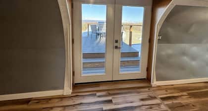 1956 DC-6 Cargo Plane: Sleep in an Alaskan Legend