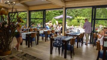 Chalet | Tempat makan