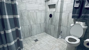 Douche, sĂšche-cheveux, serviettes fournies, savon
