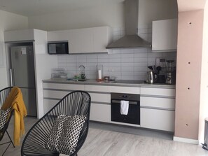 Kjøleskap, mikrobølgeovn, ovn og kokeplater